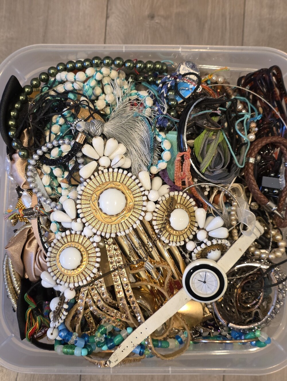 4 Pounds RANDOM NOT THE PICTURE Craft & Junk Jewelry Mixed Lot